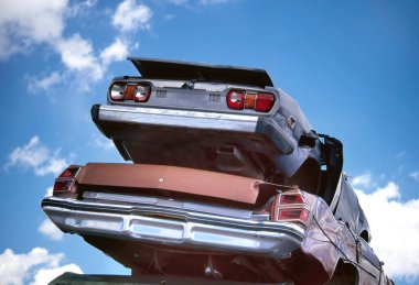 Şalter avlusunda eski paslı araba yığını ya da üst üste yığılmış hurda yığını. 