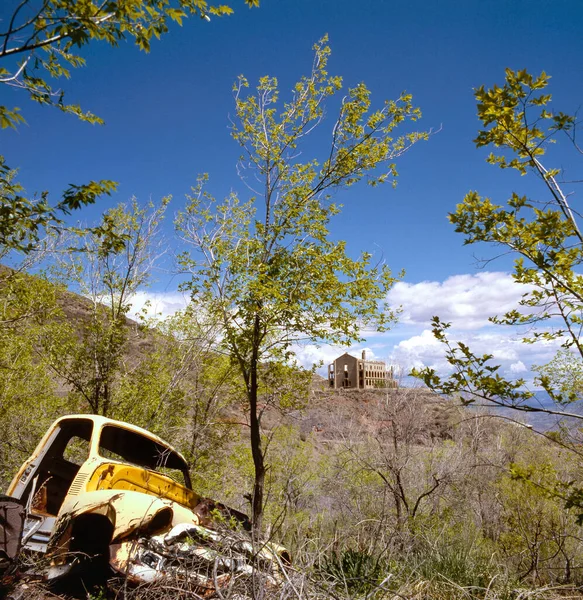 Rusty Relitto Una Vecchia Auto Epoca Vicino Una Fabbrica Abbandonata — Foto Stock