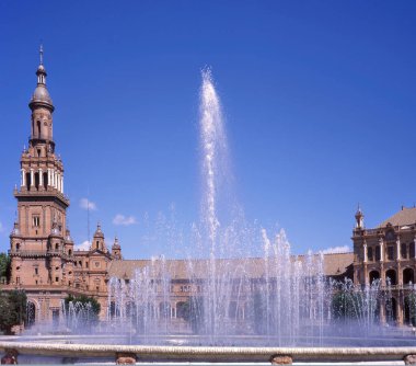 Seville, Endülüs 'te çeşmeli Placa de Espana açık mavi gökyüzü ile İspanya