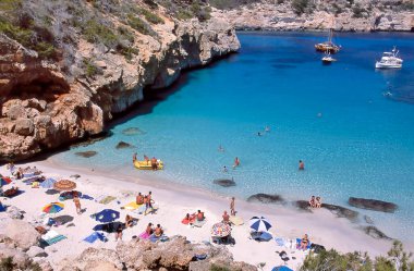 SANTanyI, MALLORCA-SEPTEMBER 18 2016: Cal des Moro, Mallorca 'da cennet turkuaz su plajı