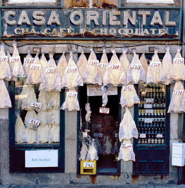 Porto ポルトガル 2001年10月17日 古いスタイルのBacalhau店と外ハングバックBaalhau — ストック写真