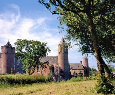 Westhove kalesi, Domburg ve Oostkapelle arasında, Zeeland, Hollanda. Yurt olarak Stayokay Domburg, Westhove Şatosu gibi gerçekten istisnai bir binada ikamet etmektedir. Bu 13. yüzyıl şatosu, taretler ve bir modülle tamamlandı.