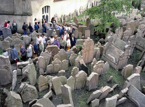 Praga Repubblica Ceca Settembre 2011 Gente Cammina Tra Lapidi Dell — Foto Stock