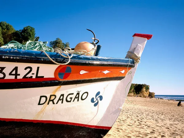 Montegordo Portugalsko January 2019 Barevný Rybářský Člun Pláži Jasně Modrou — Stock fotografie