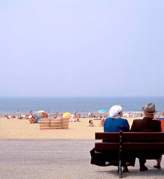 Scheveningen Holland August 2008 Lidé Staromódních Šatech Sedí Lavičce Promenádě — Stock fotografie