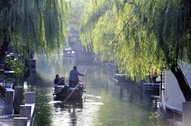 ZHOU ZHUANG, ÇİN-NOVEMBER 28,2008: Zhou zhuang, Çin 'de bir kanalda yolcularla tekne. Bu köye Çin 'in Venedik' i de denir.