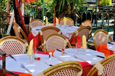 L 'ISLE SUR LA SURE, FRANCE - 16 Mart 2021: Coronavirus COVID-19 virüsünün yol açtığı değişiklikler ve komplikasyonlar, kalabalık olmayan dünya, boş masalar, eski kasabadaki kapalı restoranlar, gezgin ve turist yok