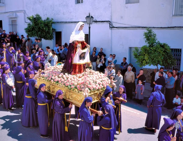 2008年4月21日 Spain April 在西班牙卡迪兹的Arcos Frontera举行的复活节圣周 Semana Santa 游行中 只有妇女才会携带圣母玛利亚木雕 — 图库照片