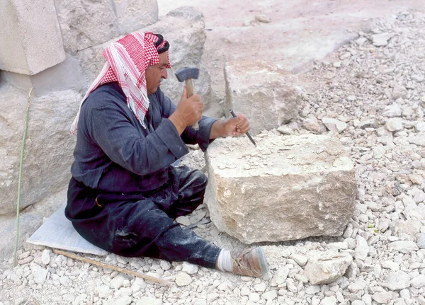 Jerash Jordan Április 2018 Arab Kőfaragó Munkálkodik Ősi Város Jerash — Stock Fotó