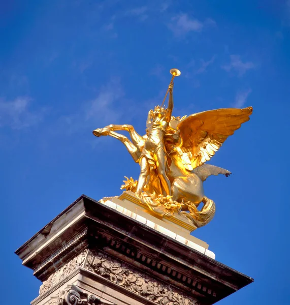 Pegasus Statua Złoty Anioł Trąbką Nad Pont Alexandre Iii Paryżu — Zdjęcie stockowe