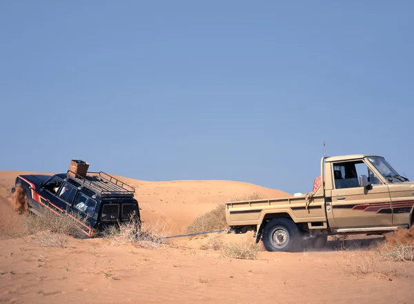 Broken down vehicle in the sand of the desert — Stock Photo, Image