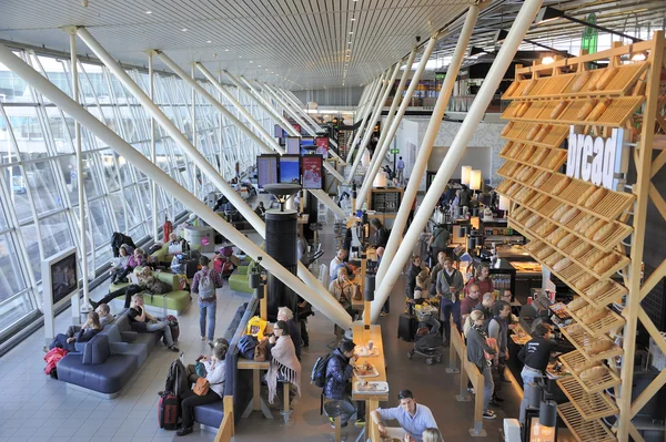 Odletové hale na letišti Schiphol — Stock fotografie