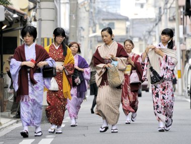 Japon kimono giyen kadınlar
