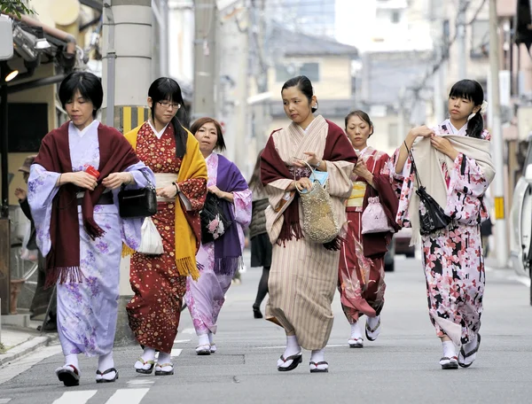 Kobiety sobie japoński kimono — Zdjęcie stockowe
