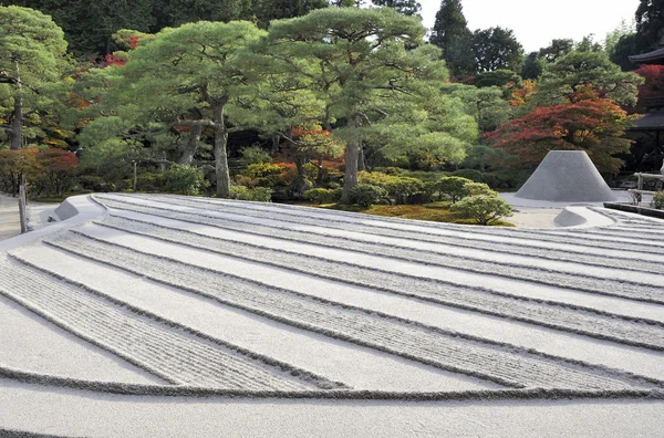 Zen-Garten mit Sandturm — Stockfoto