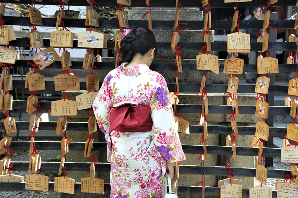 Geisha delante de las tablas de oración —  Fotos de Stock