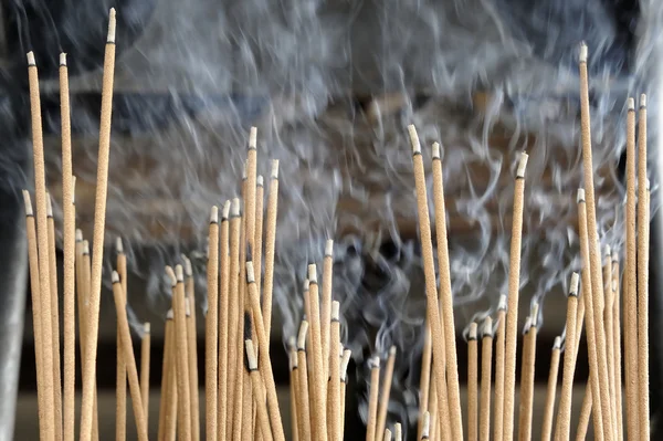  yanan tütsü çubukları