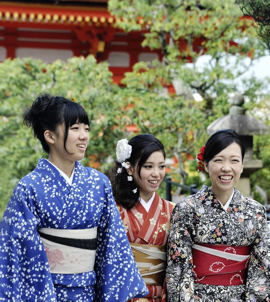 Mujer usando kimono japonés — Foto de Stock