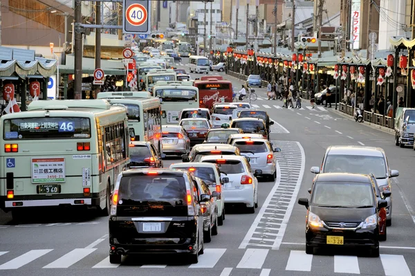 Viel befahrene Straße in Kyoto — Stockfoto