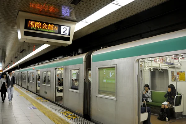 Потяг метро на станції — стокове фото