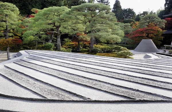Zen-Garten mit Sandturm — Stockfoto