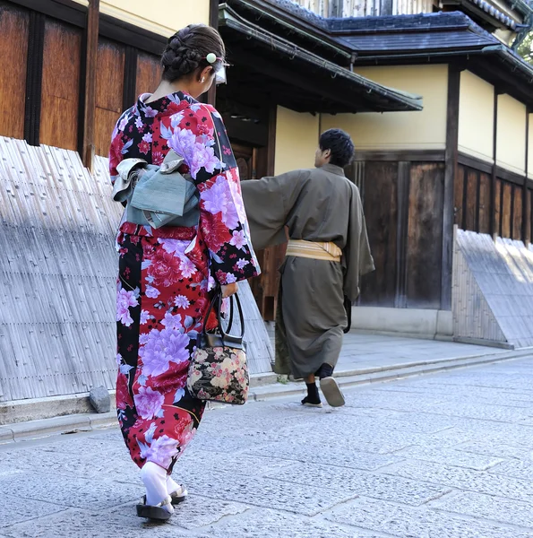 Geisha caminando con el hombre —  Fotos de Stock