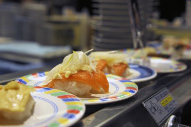 Somon suşi bir Konveyör bant