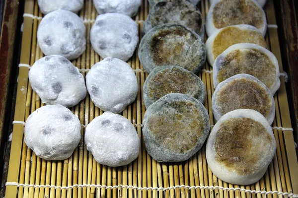 Yomogi yakian mochi — Stockfoto