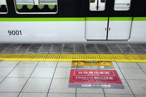 Женщины только подписывают
