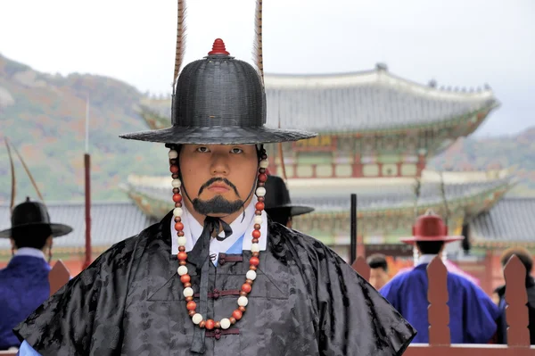 Väpnad vakt på Deoksugung-palatset, Seoul, Sydkorea — Stockfoto