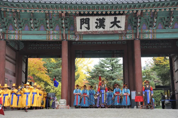 Silahlı muhafızlar Deoksugung Sarayı, Seoul, Güney Kore — Stok fotoğraf