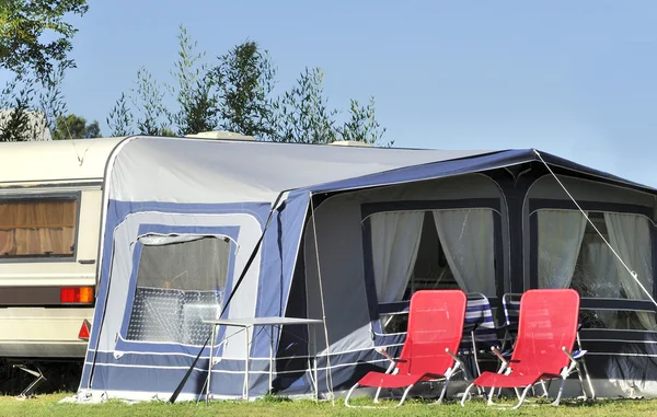 Caravan op een camping — Stockfoto