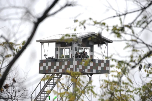 Soldados sul-coreanos em DMZ assistindo Coreia do Norte — Fotografia de Stock