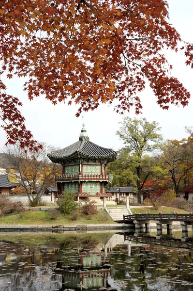 O Pavilhão Hyangwonjeong em Seul — Fotografia de Stock