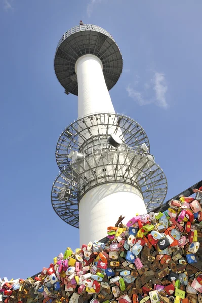 Вежа Намсан у Сеулі — стокове фото