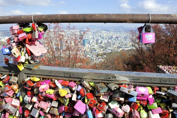 Kłódki w Namsan Seul wieża — Zdjęcie stockowe