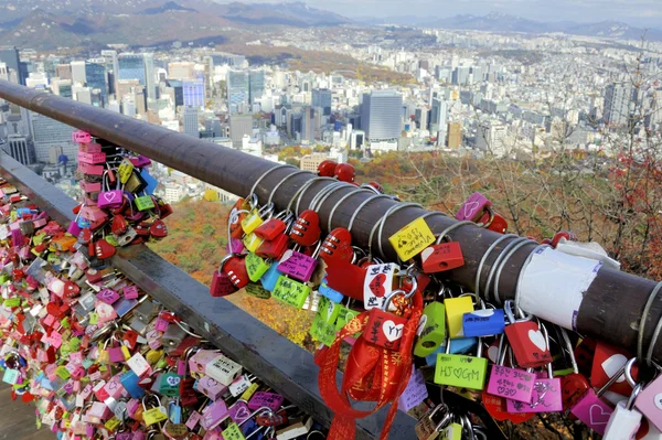 Kłódki w Namsan Seul wieża — Zdjęcie stockowe