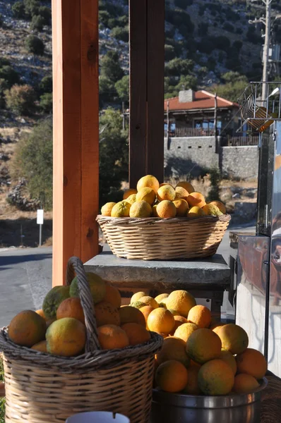 Cesta de laranjas — Fotografia de Stock