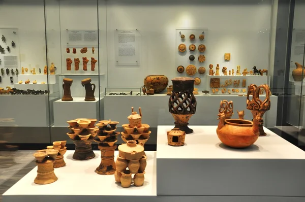 Keramische voorwerpen uit Tripolis archeologisch museum — Stockfoto