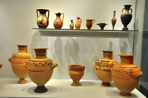 Keramische voorwerpen uit Tripolis archeologisch museum Rechtenvrije Stockfoto's