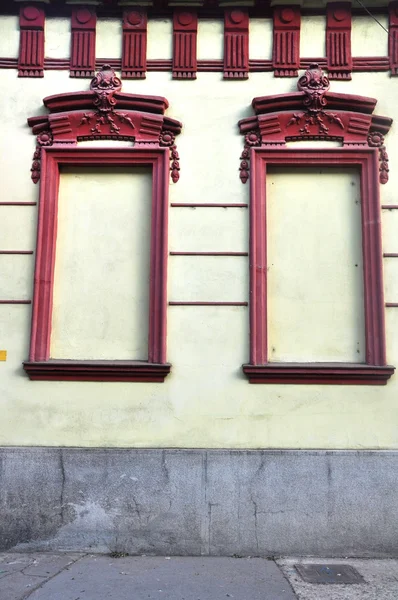 Oude huis windows — Stockfoto
