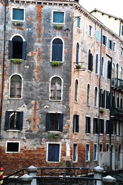 Ventanas de casas antiguas en Venecia Italia —  Fotos de Stock