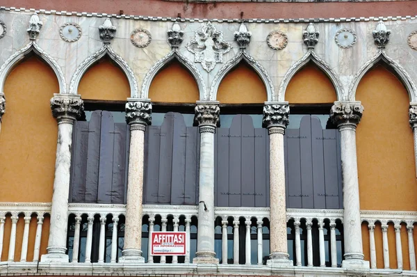 Vecchie finestre della casa — Foto Stock