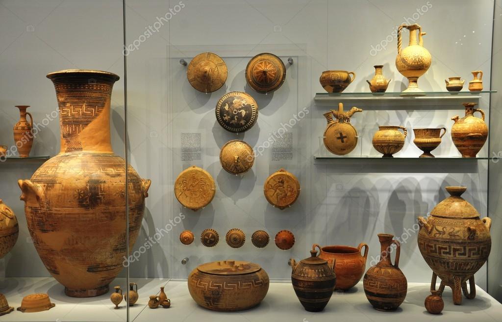 Ceramic objects from Herakleion Archaeological Museum Stock Editorial