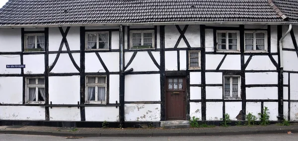 Entrée et fenêtres traditionnelles de la maison allemande — Photo