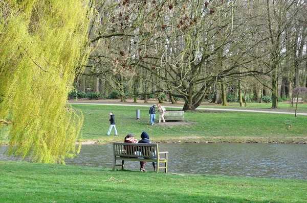 Vista para o parque na primavera — Fotografia de Stock