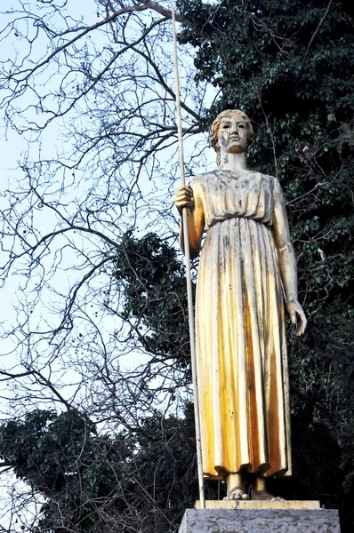Zlatá socha bohyně Pallas Athena nedaleko koncertní síně Tonhalle, Duesseldorf, Severní Porýní-Vestfálsko, Německo — Stock fotografie