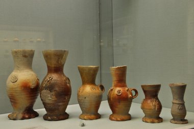 Eski dekoratif seramik kaplar