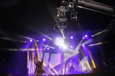 Sahnede elektro gitar