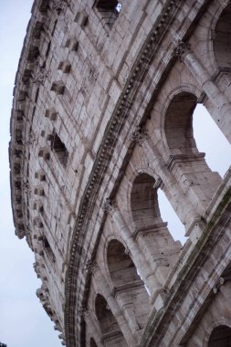 İtalya, Roma 'daki ünlü Colosseum' un önünde.